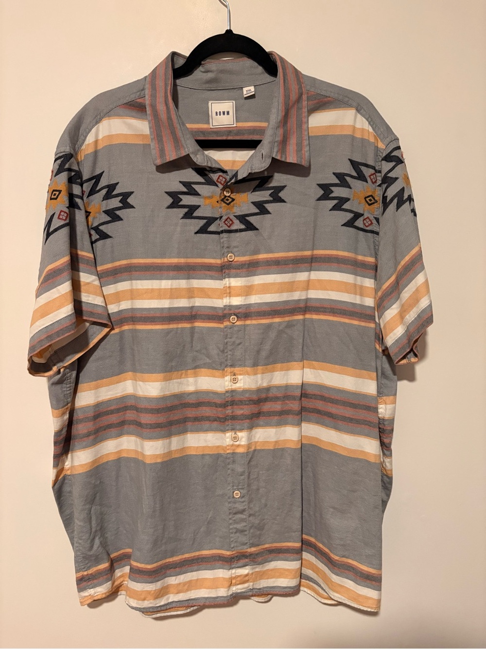 Light Gray Short-Sleeve Casual Button-Down Shirt with Aztec Stripe Pattern